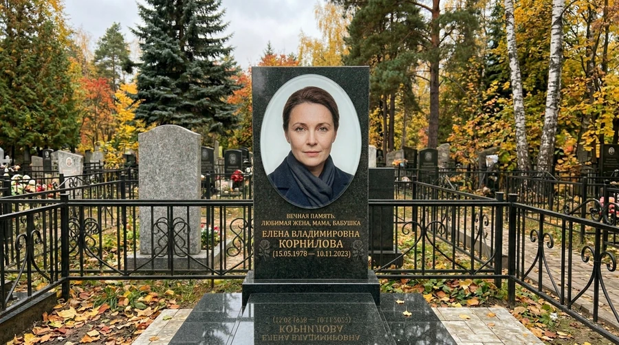 pamyatnik-iz-chernogo-granita-leto